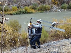 Vedaş Zap Suyu Üzerine Kurdukları Teleferikle Bakım Çalışması Yaptı