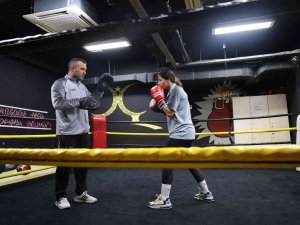 Sınıfta Öğretmen Ringde Boksör