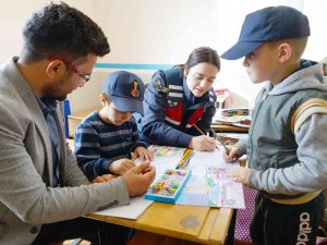 Şehir Merkezine 1 Saat Uzaklıktaki Köy Okulunda Sürpriz Öğretmenler Günü Kutlaması