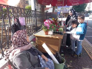 Öğretmenler Günü Ayşe Teyzenin Yüzünü Güldürdü