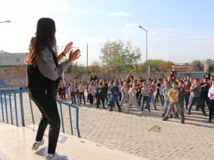 Silopili Öğrenciler Sabah Derslerine Müzik Eşliğinde Başlıyorlar