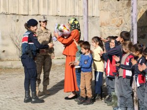 Bayburt’un En Uzak Köyündeki Tek Öğretmenine Jandarmadan Sürpriz