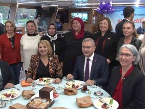 Üsküdar’da Kadın Muhtarlar, Kadına Şiddete ’Dur’ Demek İçin Mor Ve Turuncu Balonları Gökyüzüne Bıraktı