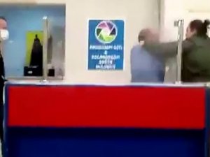 Hasta Yakını Sağlık Çalışanına Saldırdı, Isırdı: O Anlar Kamerada