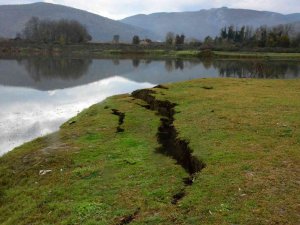 Depremin Ardından Oluşan Yarıklar Böyle Görüntülendi