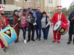 Çinli Gelini Ve İlk Kez Gördüğü Torununu Mehter Takımı İle Karşıladı