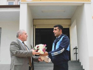 Tüm Okullara Çiçek Gönderdi