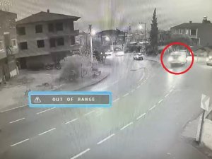 Minibüs Duvara Çarptı, Kiviler Yola Saçıldı: 1 Yaralı