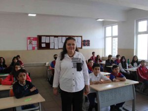 Görme Engelli Aleyna Öğretmen, Müziği Öğrencilere Gönül Gözüyle Öğretiyor