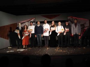 Tarsus Belediyesi Şehir Tiyatrosu, ’Çirkin’ Oyununun Prömiyerini Gerçekleştirdi