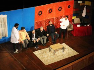 ‘Sırf Tiyatro’ Akm’de Kahkahaya Boğdu