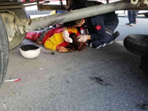 Kamyonun Altında Kalan Motosiklet Sürücüsü Yaralandı
