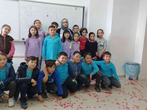 Velilerden Öğretmene Sınıfta Sürpriz “Öğretmenler Günü” Kutlaması