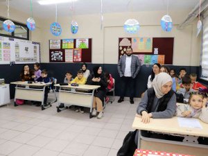16 Yıl Sonra Mezun Öğrencilerini Karşısında Gördü, Gözyaşlarını Tutamadı