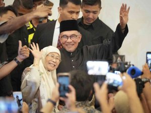 Malezya’nın Yeni Başbakanı Enver İ̇brahim Yemin Etti