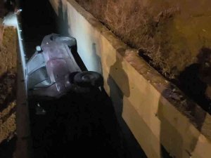 Yoldan Çıkan Otomobil Su Kanalına Düştü: 1 Yaralı