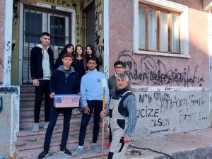 Öğrenciler Öğretmenler Günü’nde Emekli Öğretmen Çiftin Evinin Duvarını Boyadı