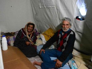 Depremin İkinci Gününde Çadırlarda Kalan Depremzedeler Yağmura Yakalandı