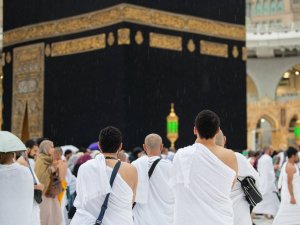Müslümanlar, Şiddetli Yağışa Aldırmadan Kabe’yi Dualarla Tavaf Etti