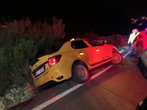 Araç Bankette Asılı Kaldı, 3 Kişilik Aile İtfaiye Tarafından Kurtarıldı