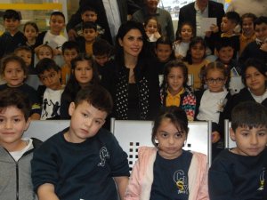 Öğrencileri Sarılarak Kutladı... Gülçin Öğretmen, Öğretmenler Günü’nde Hediye Kabul Etmedi