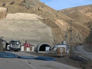 Türkiye’nin En Uzun 3. Tüneli Kar Düştüğünde Tek Tüpten Hizmete Açılacak