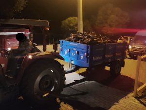 Traktörü Ve Kasasındaki 3 Ton Odunu Çalarken Yakalandı