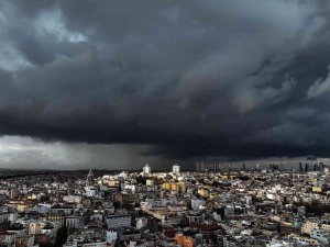 İ̇stanbul’un Üzerini Yağmur Bulutları Kapladı