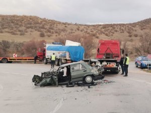 Virajı Alamayarak 2 Araca Çarpan Otomobilin Sürücüsü Yaralandı
