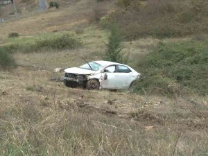 Arnavutköy’de Otomobil Şarampole Uçtu: 2 Yaralı