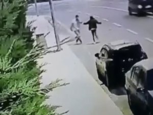 Pendik’te Genç Kıza Sokak Ortasında Şiddet Kamerada