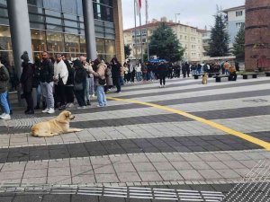 Soğuk Havaya Rağmen İndirim Kuyruğu