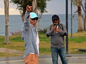 Kireçlenmeye Karşı Rusya Soğuğundan Kaçıp Antalya’ya Gelen 69’luk Dede, Yaptığı Danslarla Gençlere Taş Çıkartıyor