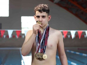 Özel Yüzücü Bilge Kağan, 11 Ayrı Stilde 11 Altın Madalya Kazandı