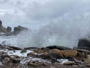 Amasra’da Dalga Boyu 4 Metreye Ulaştı