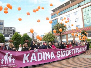 Kadına Şiddete Dikkat Çekmek İçin Yüzlerce Balon Gökyüzüne Bırakıldı