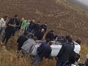 Batman’da Otomobil Kayganlaşan Yolda Şarampole Yuvarlandı: 5 Yaralı