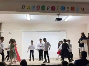 Arkadaşı Hastalanan Öğrenciye Sahnede Okul Müdürü Eşlik Etti