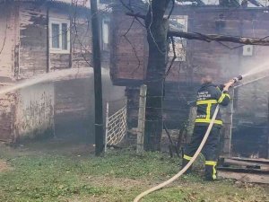 Alevlere Teslim Olan İki Ahşap Ev Küle Döndü