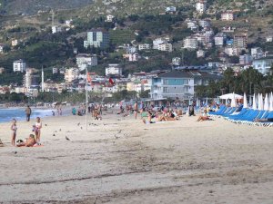 Yağışlı Havaların Ardından Güneşi Gören Plaja Geldi