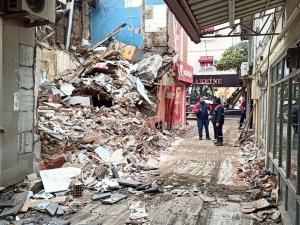 Depremde Yıkılan Eğlence Merkezinin Enkazı Kaldırılıyor
