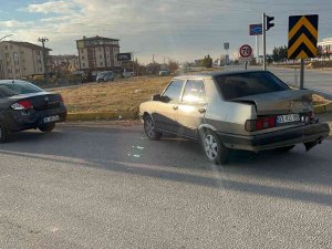3 Araca Çarpıp Kaçtı, Düşürdüğü Parçadan Yakalandı