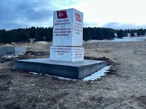 Muğla’da Hazırlanan 35 Tonluk Mermer Kaide Sarıkamış Şehitleri’nin Yürüyüşe Başladığı Alana Dikildi