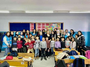 Üniversite Öğrencileri Elleriyle Ördükleri Ürünleri Miniklere Hediye Etti