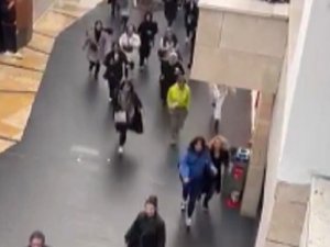 İ̇zmir’de Avm’lerde İndirim İzdihamı