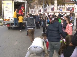 Ücretsiz Dağıtılan Ürünleri Alabilmek İçin Kıyasıya Yarıştılar