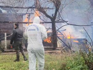 Köyde Çıkan Yangında İki Ev Küle Döndü, Alevler Diğer Evlere Sıçramadan Kontrol Altına Alındı