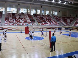 ‘Yıldız Kız’ Voleybol Müsabakaları Devam Ediyor