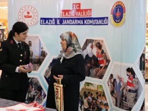 25 Kasım Kadına Yönelik Şiddetle Mücadele Gününde Jandarma Vatandaşları Bilgilendirdi