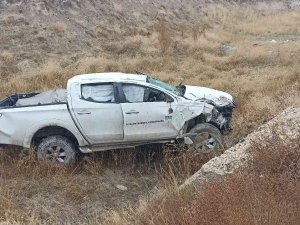 Kamyonet Şarampole Uçtu: 1’ağır 3 Yaralı